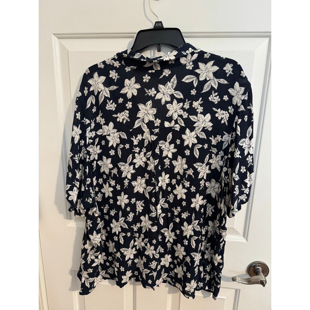 Jaclyn Smith Crinkled Knit Button Up Floral Blouse Navy White Plus 3X - Picture 5 of 6
